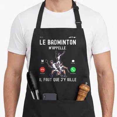 Tablier de cuisine noir avec illustration d'appel téléphonique badminton m'appelle et trois joueurs en mouvement.