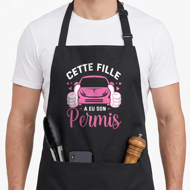 Tablier de cuisine noir avec illustration voiture rose et texte cette fille a eu son permis