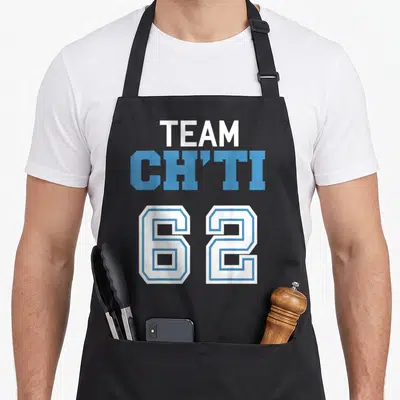 Tablier de cuisine noir avec l'inscription Team Ch'ti 62 en blanc et bleu sur fond uni.