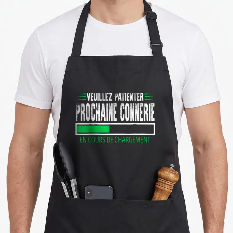 Tablier de cuisine noir avec inscription prochaine connerie en cours de chargement et barre de progression verte.
