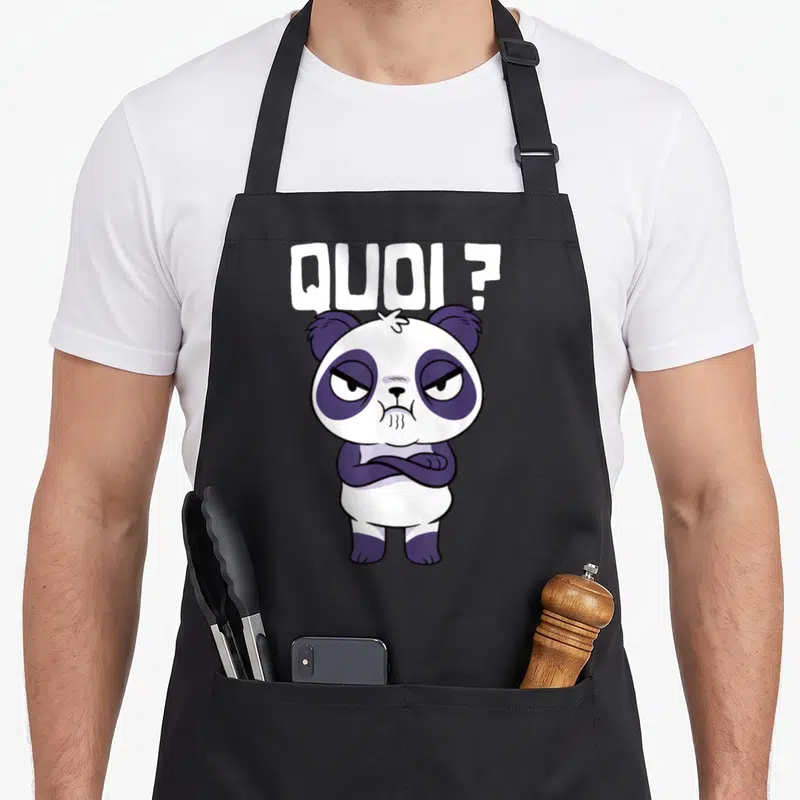 Tablier de cuisine noir avec illustration d'un panda fâché aux bras croisés et texte blanc QUOI ?