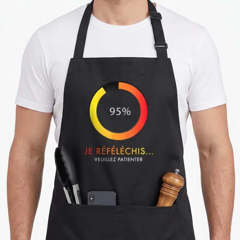 Tablier de cuisine noir avec barre de chargement colorée et texte Je réféléchis Veuillez patienter imprimé au centre.