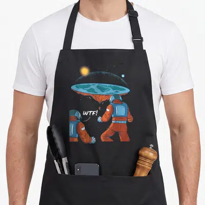 Tablier de cuisine noir avec illustration de deux astronautes en combinaison orange observant une Terre plate flottant dans l'espace étoilé.