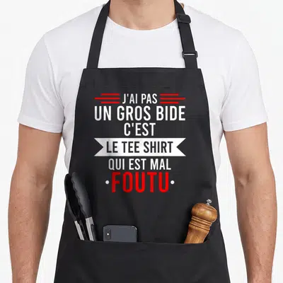 Tablier de cuisine noir avec inscription blanche et rouge J'ai pas un gros bide c'est le tee shirt qui est mal foutu.