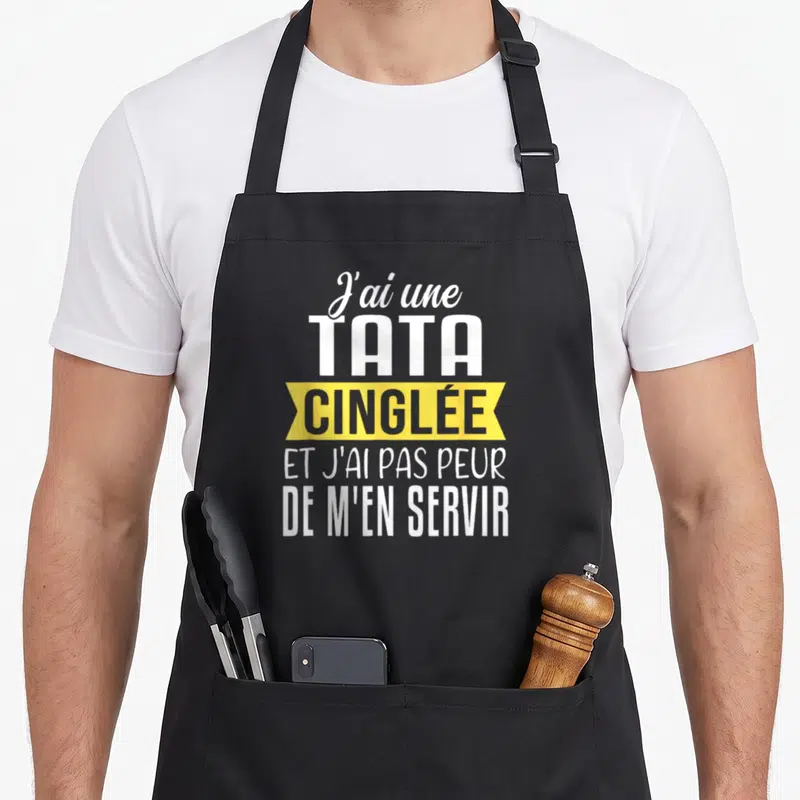 Tablier de cuisine noir avec inscription blanche et bande jaune J'ai une Tata Cinglée et j'ai pas peur de m'en servir