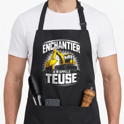 Tablier de cuisine noir avec illustration excavateur jaune et texte En Chantier Je M'Appelle Teuse en blanc.