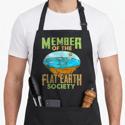Tablier de cuisine noir avec illustration d'une Terre plate et texte Member of the Flat Earth Society en lettres vertes et oranges.