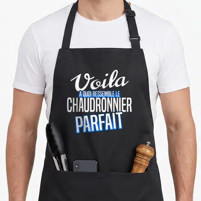Tablier de cuisine noir avec l'inscription Voila a quoi ressemble le chaudronnier parfait en typographie blanche et bleue.