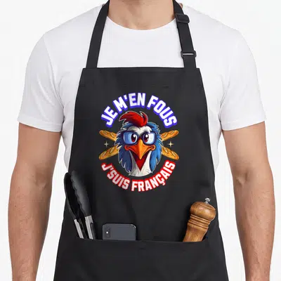 Tablier de cuisine noir avec un coq gaulois portant des lunettes et des baguettes en arrière-plan.