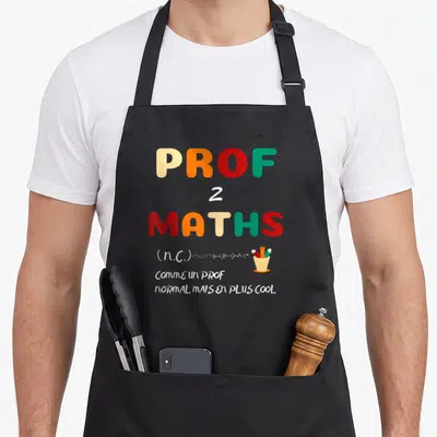 Tablier de cuisine noir avec texte coloré prof 2 maths et pot de crayons illustré en bas à droite.