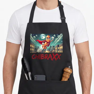 Tablier de cuisine noir avec une saucisse superhéros volant au-dessus d'une ville et le mot Chibraxx en lettres rouges.