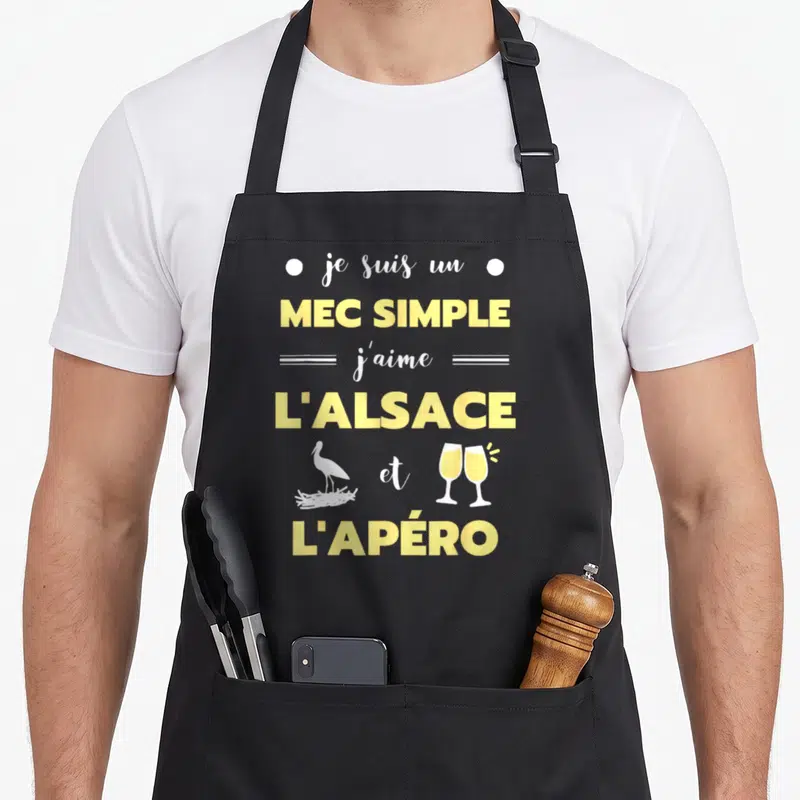 Tablier de cuisine noir avec inscription mec simple j'aime l'Alsace et l'apéro illustré d'un stork et de deux verres de vin.