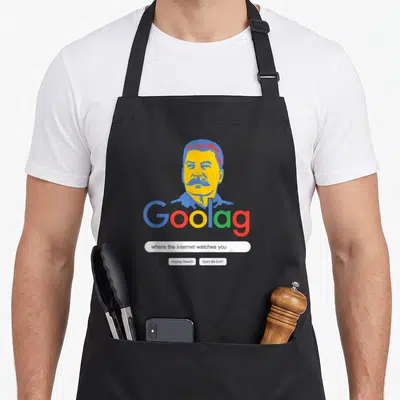 Tablier de cuisine noir avec portrait stylisé jaune et bleu et texte Goolag where the internet watches you