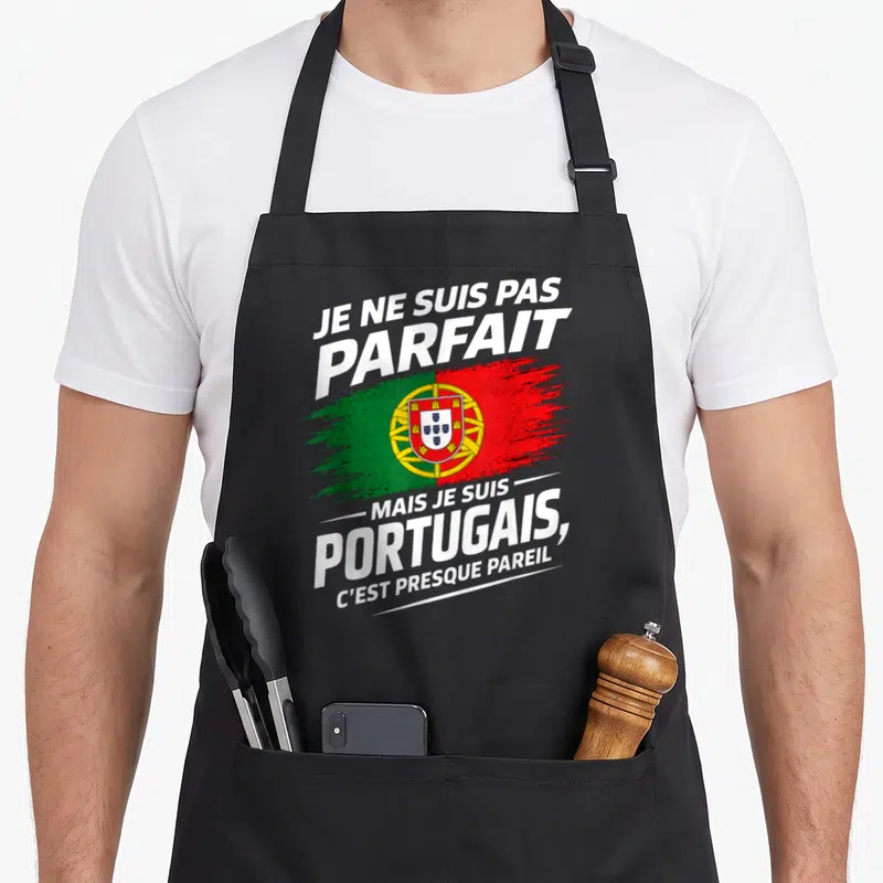Tablier de cuisine noir avec inscription blanche et logo du drapeau portugais au centre.