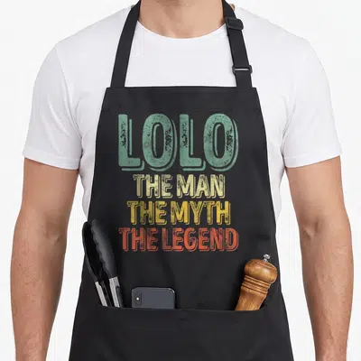Tablier de cuisine noir avec l'inscription Lolo The Man The Myth The Legend en typographie colorée vintage.