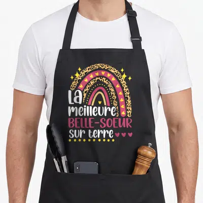 Tablier de cuisine noir avec arc en ciel léopard, cœurs jaunes et texte La meilleure belle-soeur sur terre.