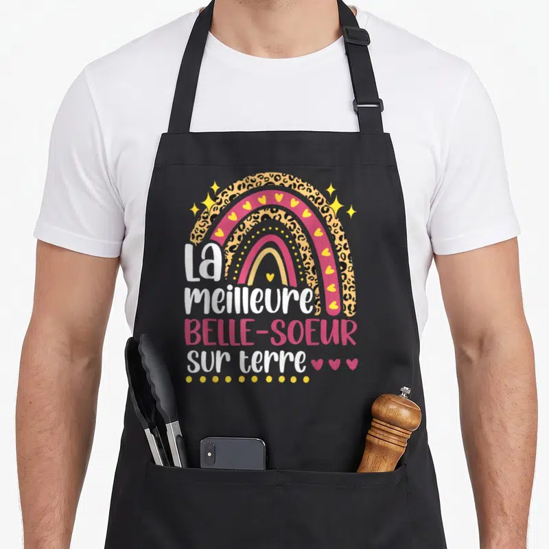 Tablier de cuisine noir avec arc en ciel léopard, cœurs jaunes et texte La meilleure belle-soeur sur terre.