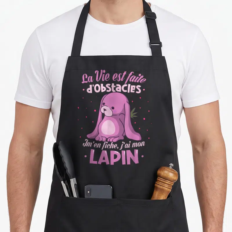 Tablier de cuisine noir avec illustration d'un lapin rose et texte La Vie est faite d'obstacles Im'en fiche j'ai mon lapin