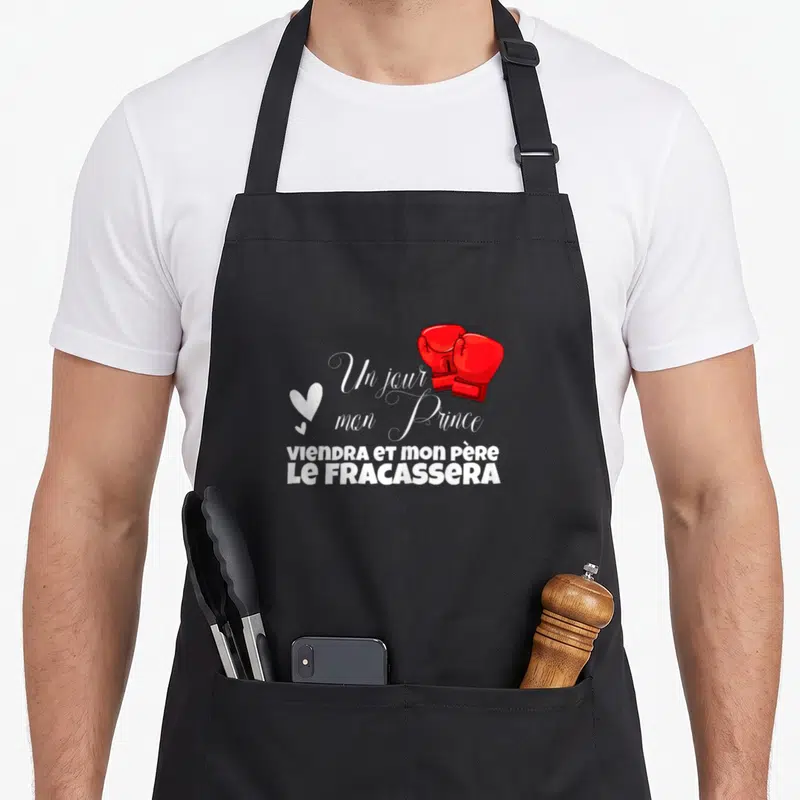 Tablier de cuisine noir avec inscription drôle et gants de boxe rouges illustrés sur le devant.