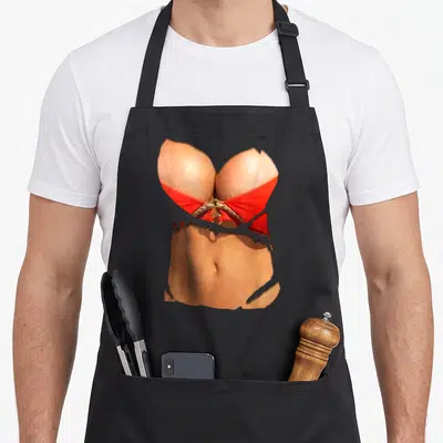 Tablier de cuisine noir avec motif imprimé représentant un haut de bikini rouge et un ventre sculpté sur fond gris uni.