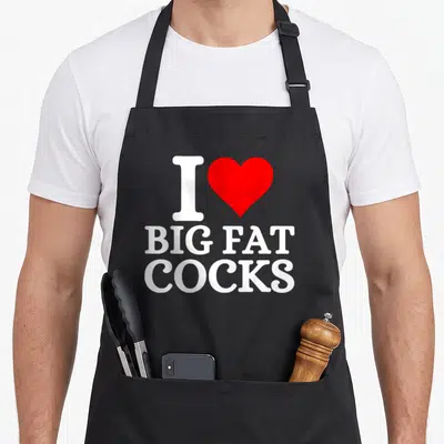 Tablier de cuisine noir avec un cœur rouge et une citation humoristique en blanc sur le devant.