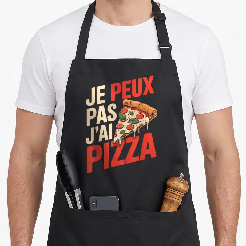 Tablier de cuisine noir avec inscription Je Peux Pas J'ai Pizza et illustration de part de pepperoni au fromage fondu.