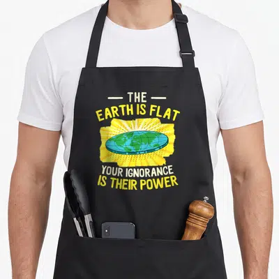 Tablier de cuisine noir avec illustration d'un globe terrestre plat jaune et texte en anglais.