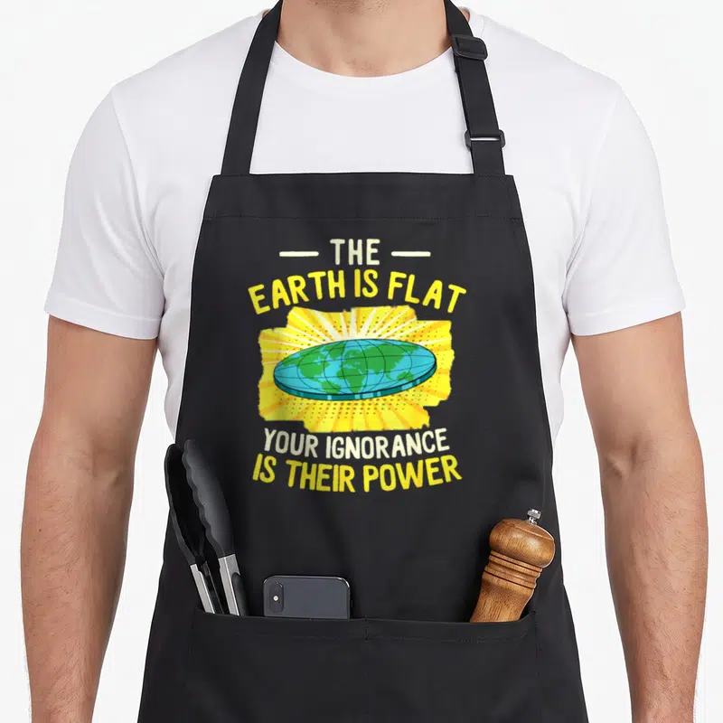 Tablier de cuisine noir avec illustration d'un globe terrestre plat jaune et texte en anglais.