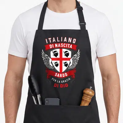 Tablier de cuisine noir avec blason armoiries sarde italien di nascita et ailes stylisées rouges et noires.