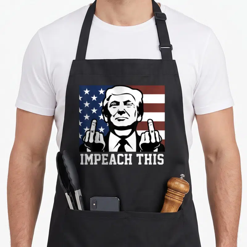 Tablier de cuisine noir avec illustration stylisée et texte Impeach This sur fond de drapeau américain.