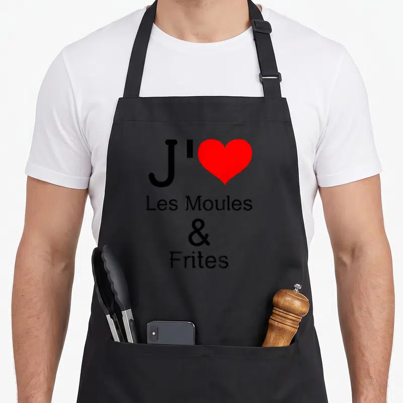 Tablier de cuisine noir avec inscription J'aime les moules et frites et un grand cœur rouge au centre du motif imprimé.