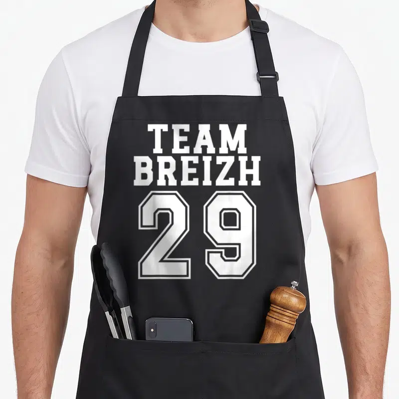 Tablier de cuisine noir avec l'inscription blanche TEAM BREIZH 29 en style sportif.