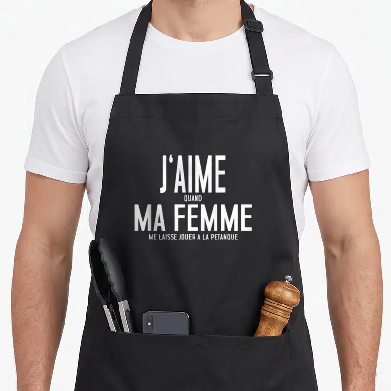 Tablier de cuisine noir avec inscription blanche J'aime quand ma femme me laisse jouer a la petanque en typographie condensée.
