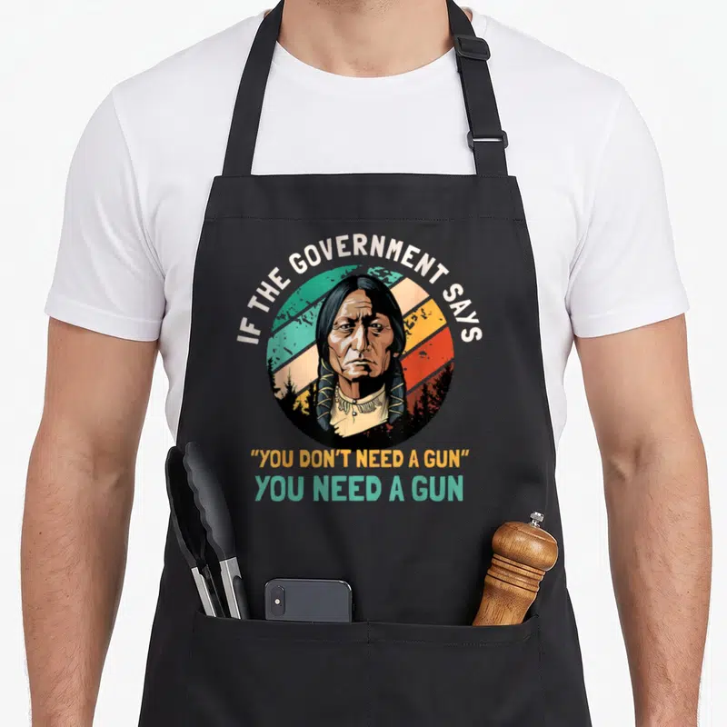Tablier de cuisine noir avec portrait style vintage et texte If The Government Says You Don't Need A Gun You Need A Gun