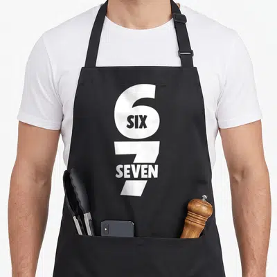 Tablier de cuisine noir avec grand chiffre 6 contenant le mot SIX et chiffre 7 avec le mot SEVEN en blanc.