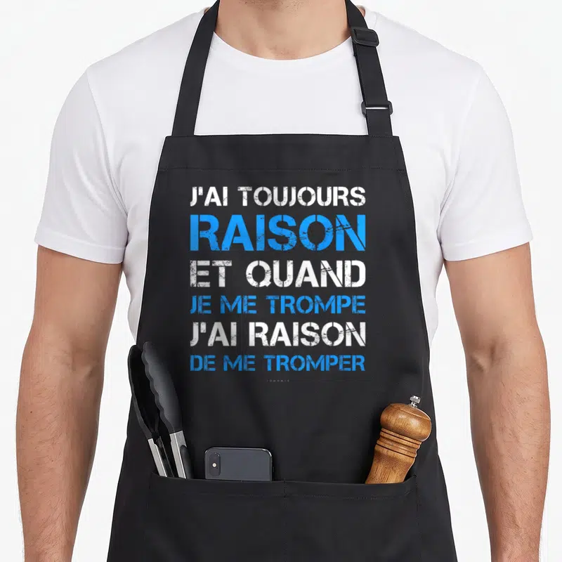 Tablier de cuisine noir avec le texte J'ai toujours raison et quand je me trompe en typographie blanche et bleue.