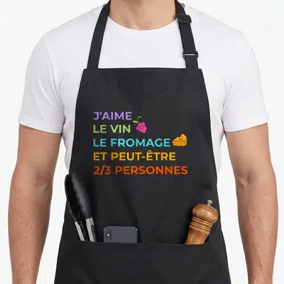 Tablier de cuisine noir avec inscription colorée J'aime le vin le fromage et peut-être 2/3 personnes illustré de fruits et d'un morceau de fromage.