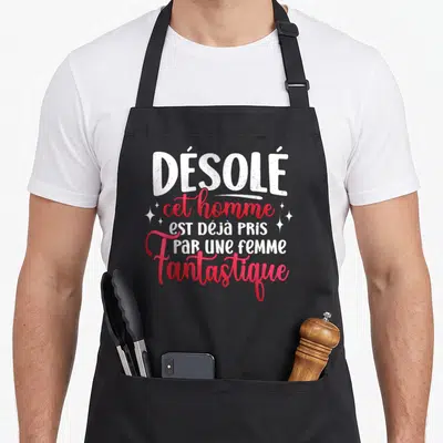 Tablier de cuisine noir avec inscription Désolé cet homme est déjà pris par une femme fantastique en blanc et rose.
