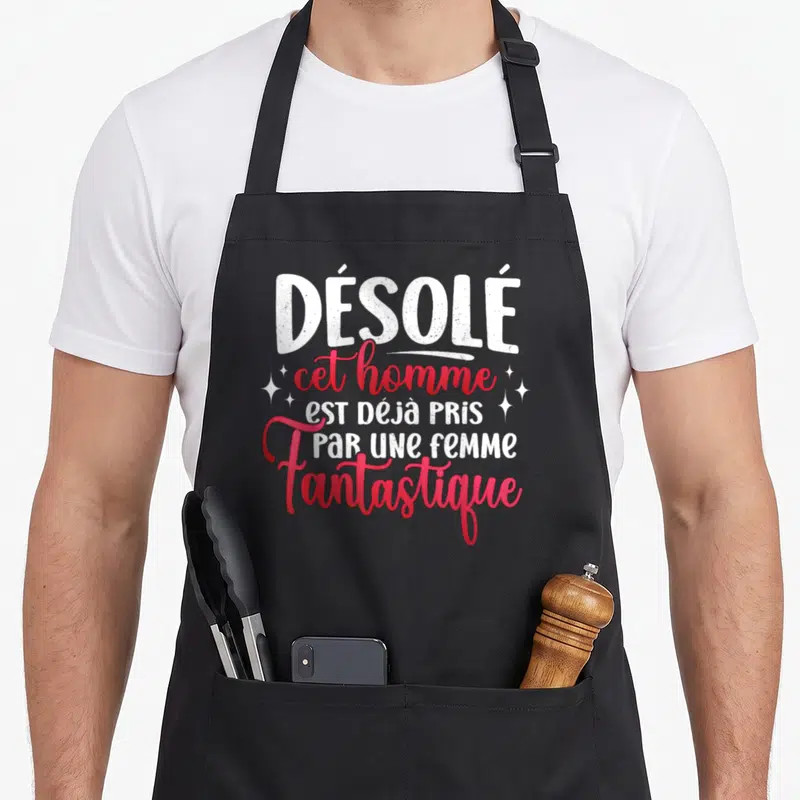 Tablier de cuisine noir avec inscription Désolé cet homme est déjà pris par une femme fantastique en blanc et rose.