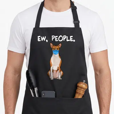 Tablier de cuisine noir avec illustration d'un basenji portant un masque bleu et le texte ew « people » au-dessus.