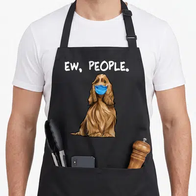Tablier de cuisine noir avec un dessin de cocker anglais portant un masque bleu et le texte ew gens.