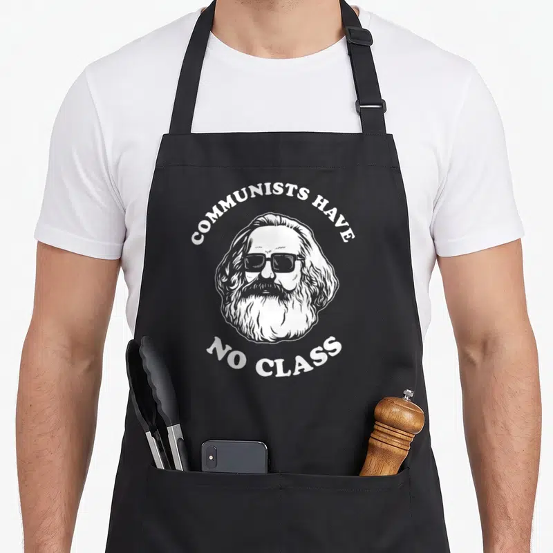 Tablier de cuisine noir avec portrait de Karl Marx aux lunettes noires et texte blanc Communist Have No Class.