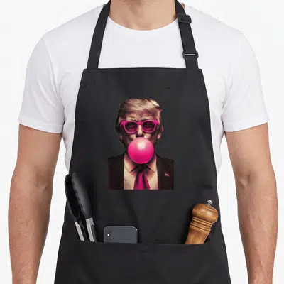 Tablier de cuisine noir avec portrait d'homme en costume crachant une grande bulle rose et portant des lunettes roses.