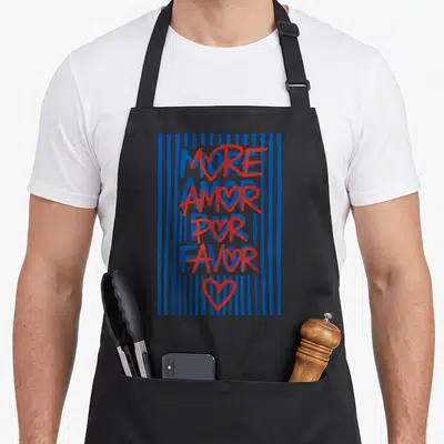 Tablier de cuisine noir avec inscription More Amor Por Favor en bleu et rouge sur fond de rayures verticales bleues.