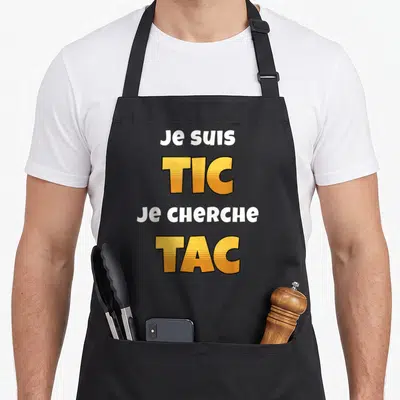Tablier de cuisine noir avec linscription Je suis TIC Je cherche TAC en typographie orange et blanche.