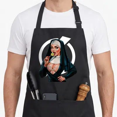 Tablier de cuisine noir avec une nonne sexy tenant une sucette colorée et un soutien-gorge blanc.