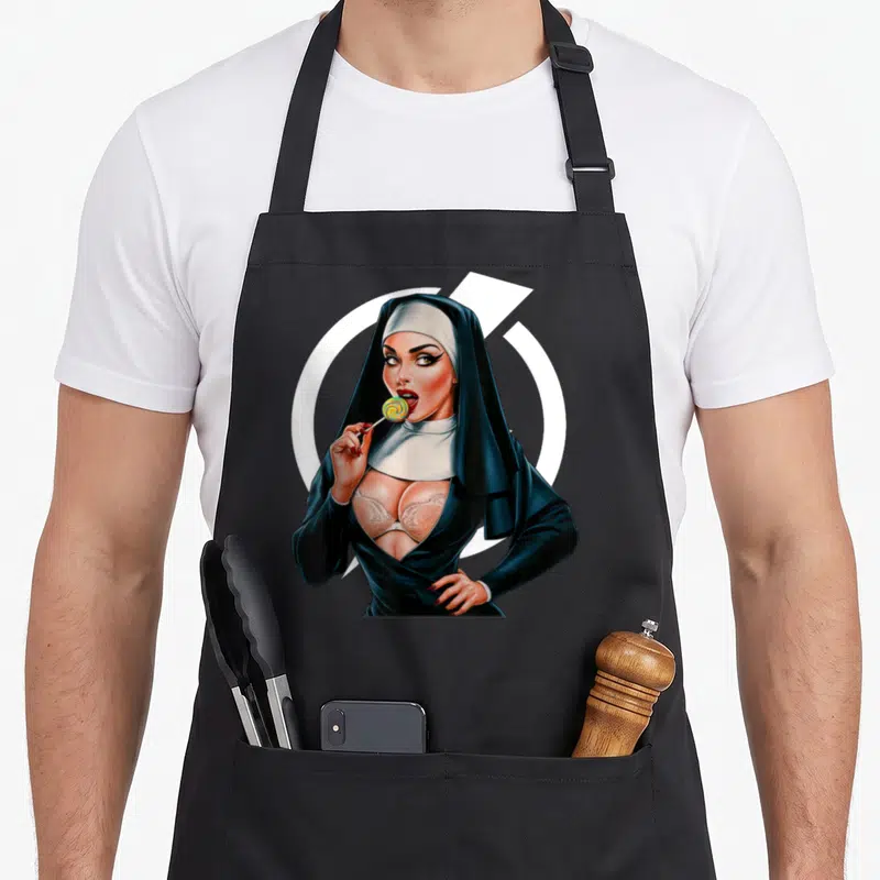 Tablier de cuisine noir avec une nonne sexy tenant une sucette colorée et un soutien-gorge blanc.