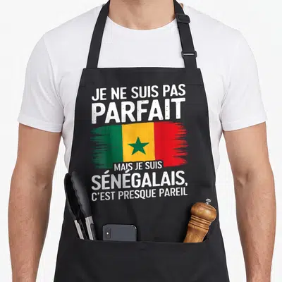 Tablier Je Ne Suis Pas Parfait Mais Sénégalais Cadeau Humour Sénégal — sur un tablier de cuisine noir, fond blanc
