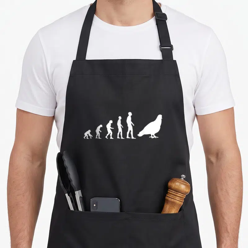 Tablier de cuisine noir avec une illustration blanche représentant l'évolution humaine se terminant par un pigeon.