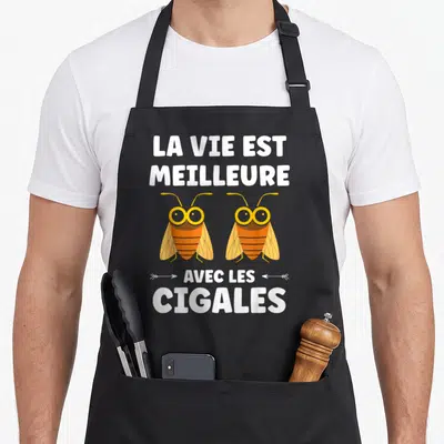 Tablier de cuisine noir avec deux cigales oranges et l'inscription La vie est meilleure avec les cigales en blanc.